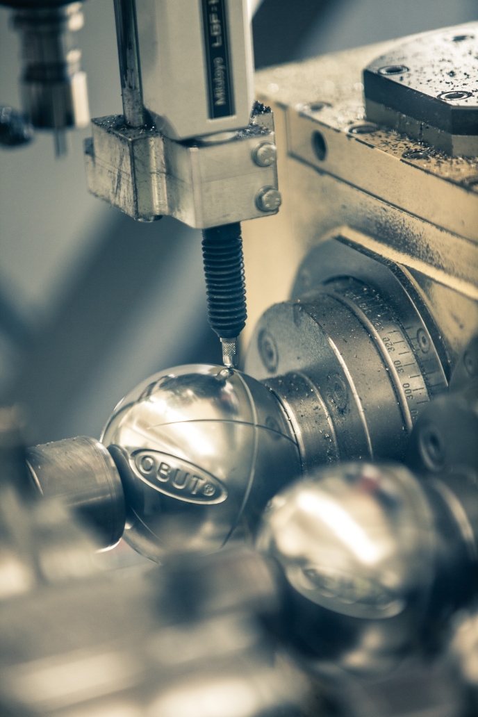 Chaque mois, 200 000 boules d'environ 700 grammes quittent l'usine du département français de la Loire.