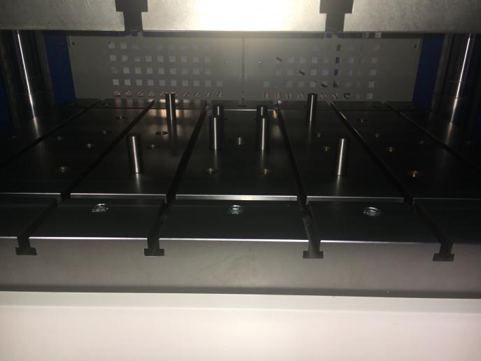 PRO-DIS Machines-outils - dévétisseur 100 tonnes de presse hydraulique 4 colonnes PROFI PRESS MV-300 tonnes avec dévétisseur 100 tonnes et commande numérique CNC